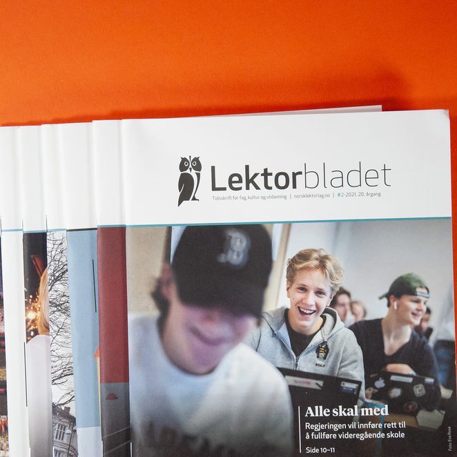 Bildet viser et utsnitt av flere tidsskrift som ligger sammen i en stabel.