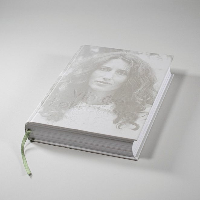 Bildet viser omslaget av boken som er et bilde av Vibeke Løkkeberg. Tittelen på boken er preget ned i permen.