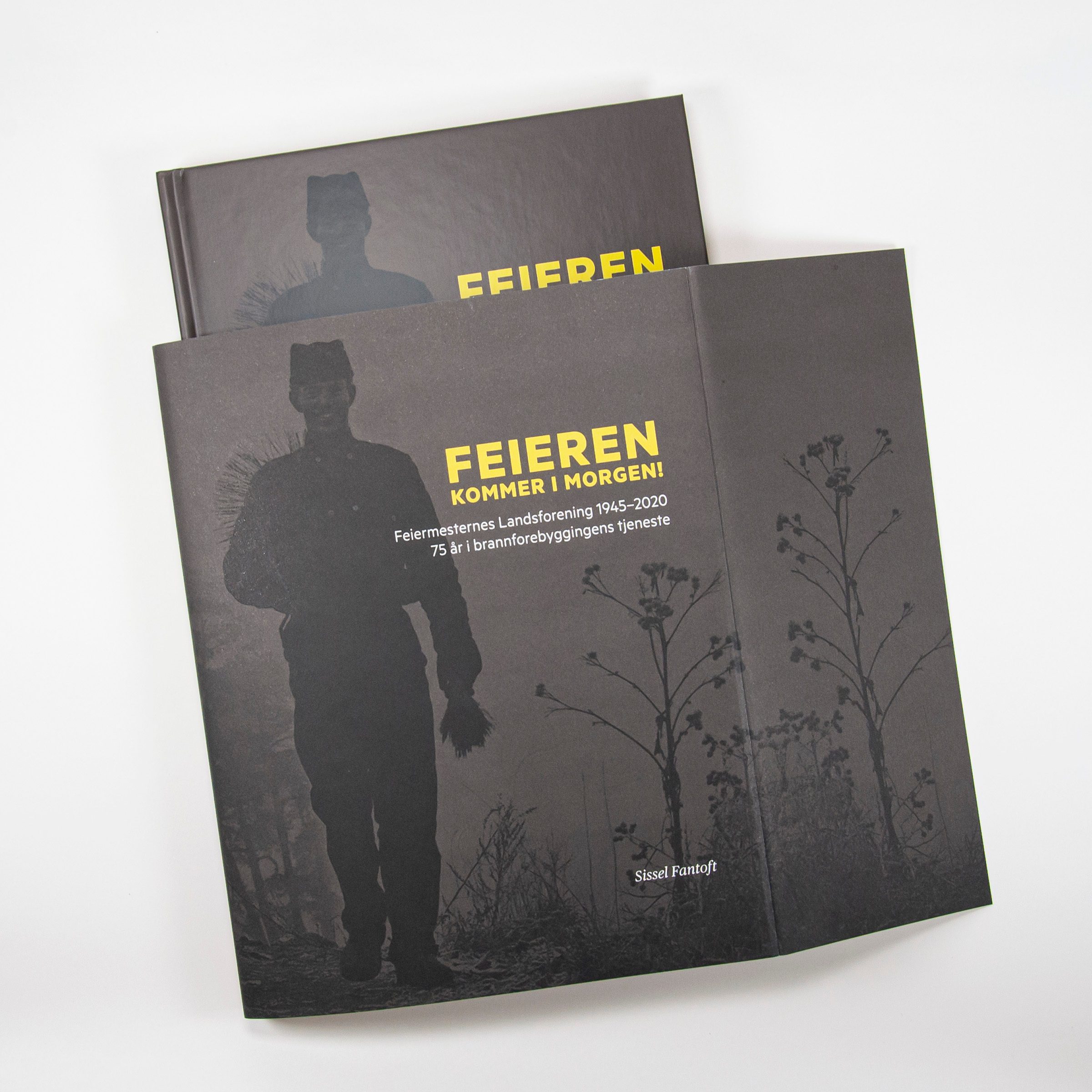 Bildet viser omslaget med klaffen brettet ut.