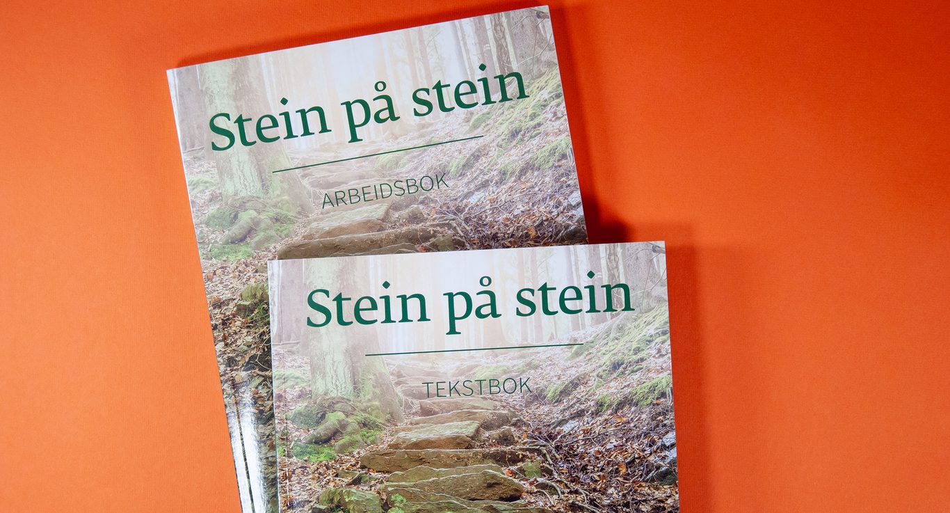 Bildet viser håndboken og tekstbolken liggende oppå hverandre. På omslaget er det bilde av en steintrapp.