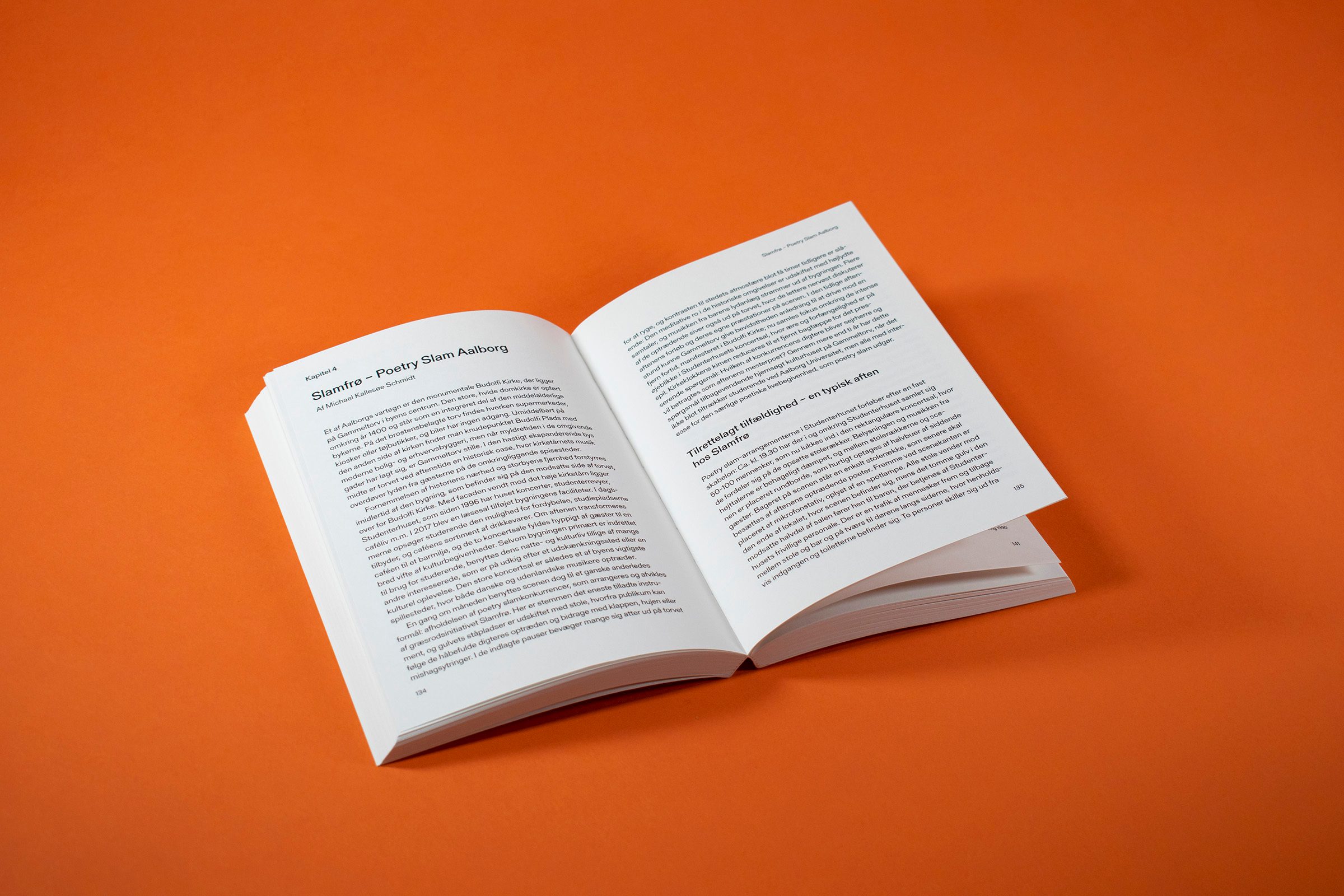 Bildet viser et oppslag i boken med kapittelstart, mellomtittel og brødtekst.
