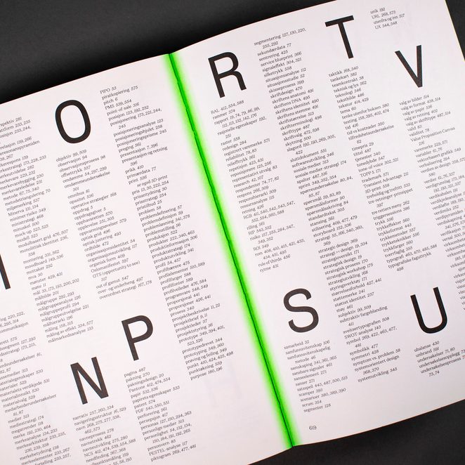 Stikkordsregister i boken Design og Strategi, som har et tiltalende design med store seksjonsbokstaver