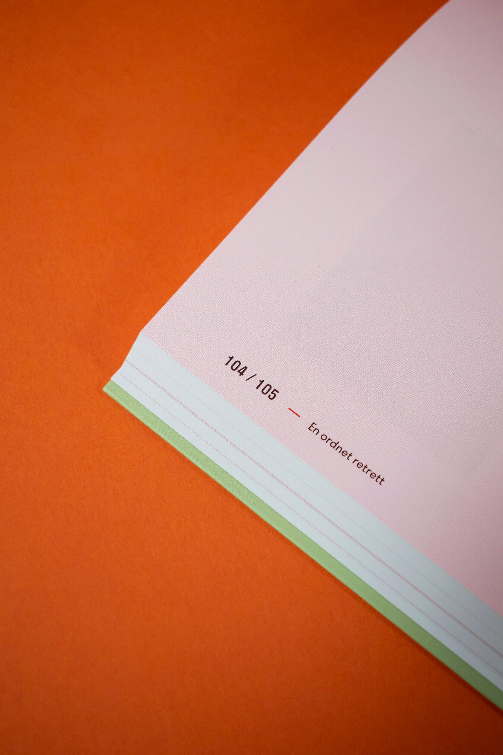 Bildet viser hvordan sidetallene er plassert gjennomgående i boken.