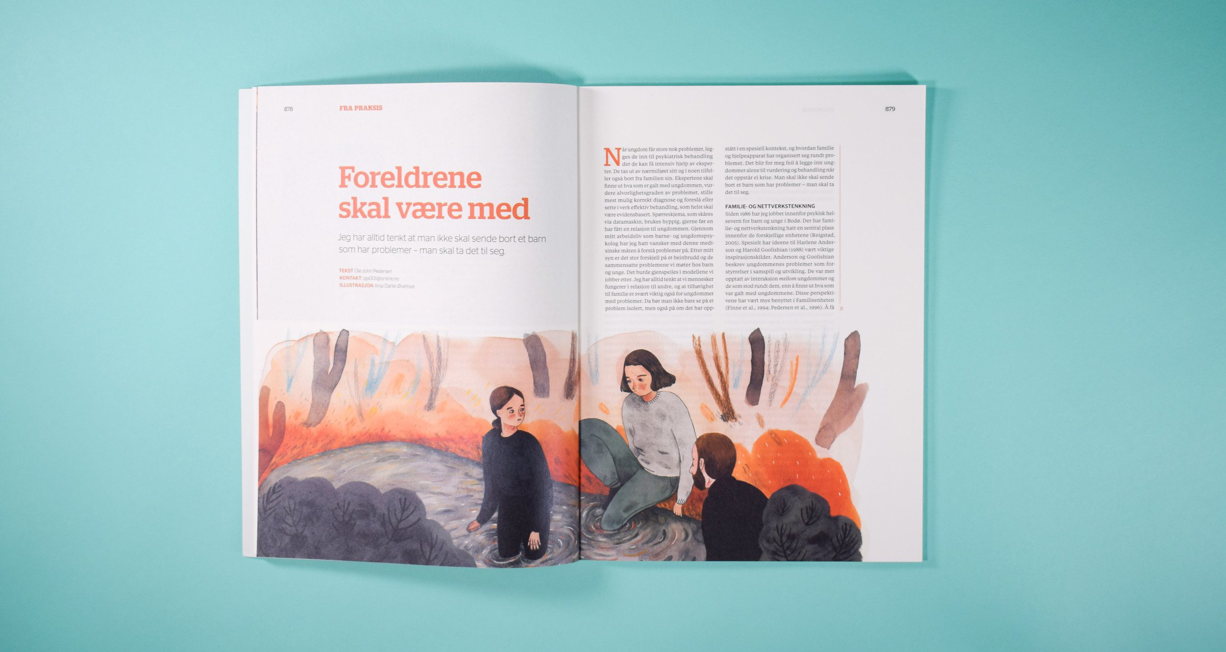Et oppslag av tidsskriftet som viser en tittel i oransje, sammen med en illustrasjon av en familie nederst på siden som går fra venstre til høyre side