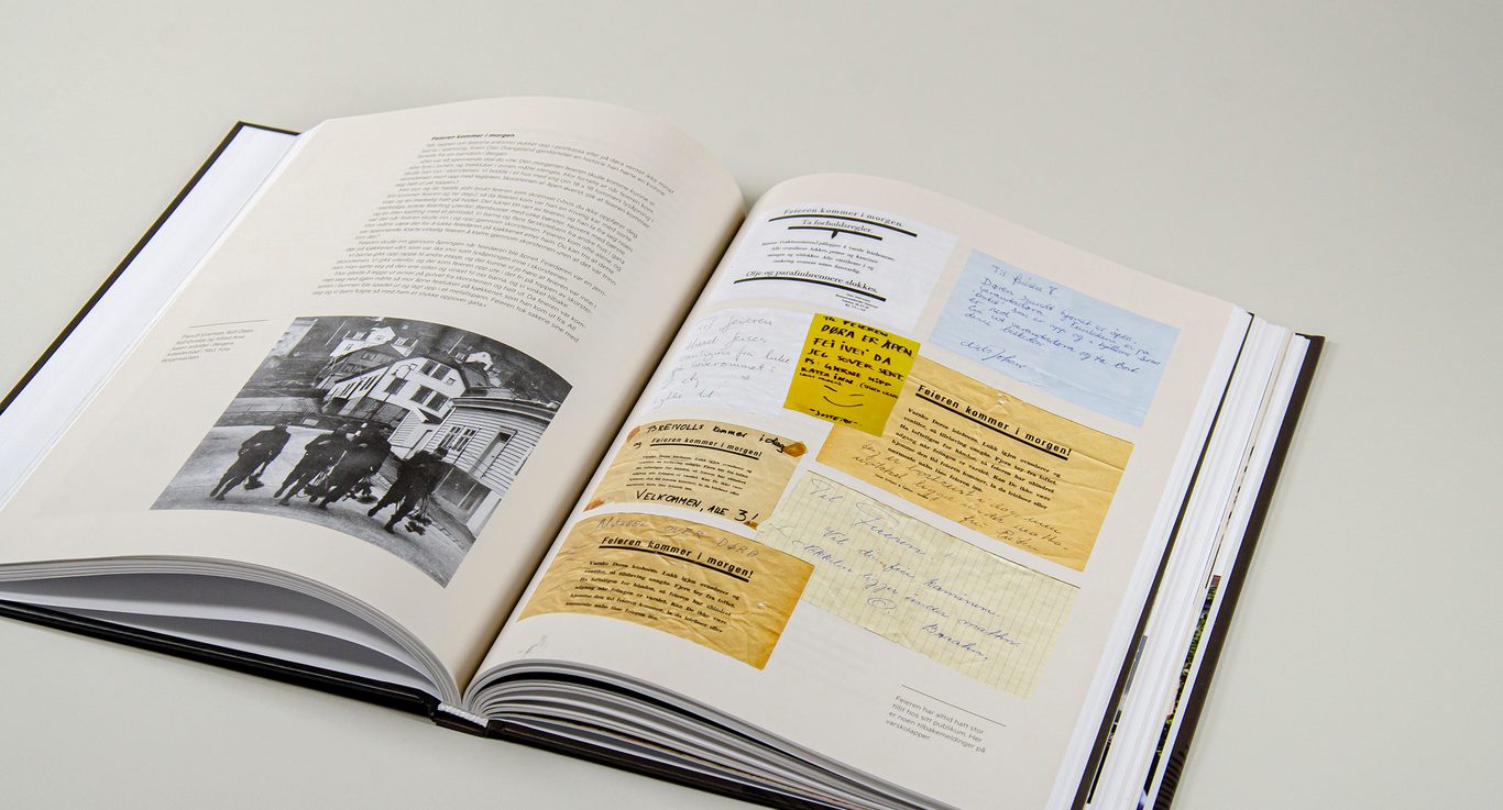 Bilder viser et oppslag i boken hvor det er en collage av ulike lapper feieren pleide å feste på døren til boligeierne.