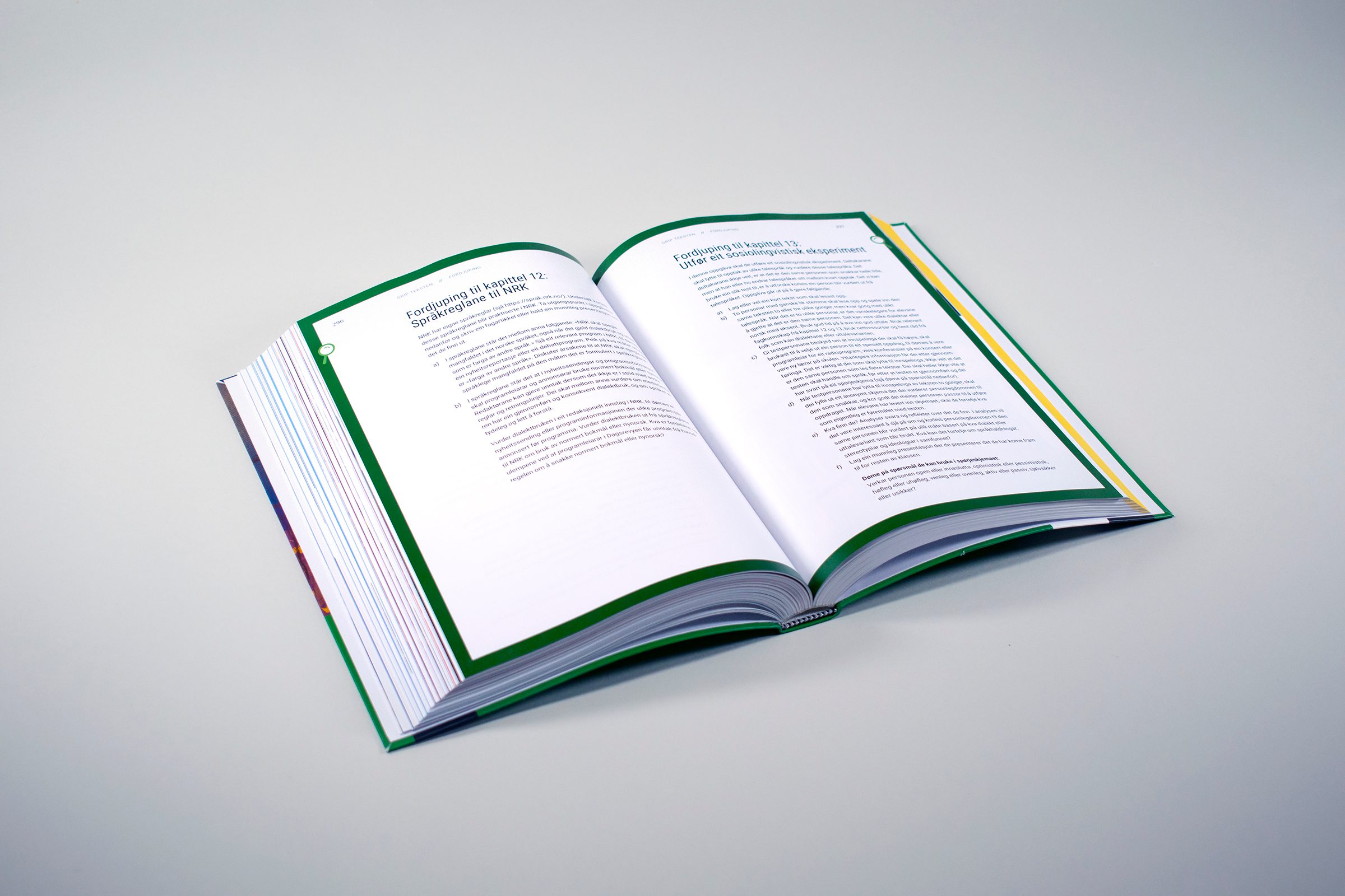 Et oppslag som viser hvordan oppgavedelen i boken ser ut. Oppgave-delene er fargekodet etter hvilket kapittel den tilhører.