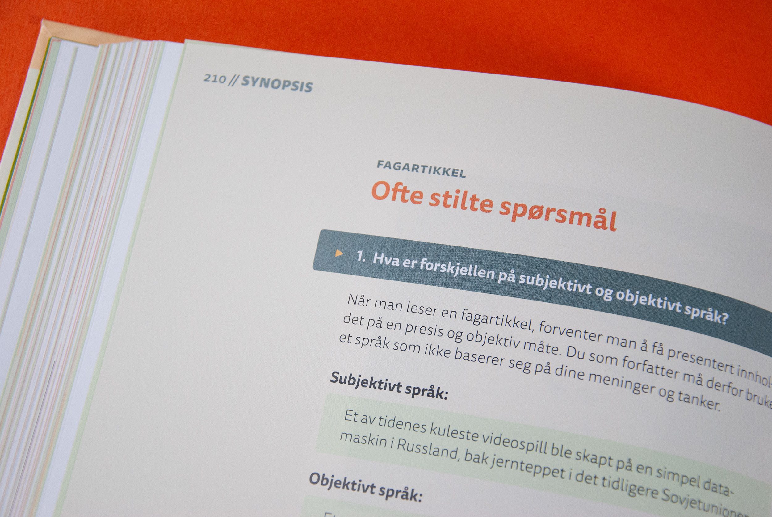 Dette bildet viser et nærbilde av hvordan fagartiklene i boken ser ut.