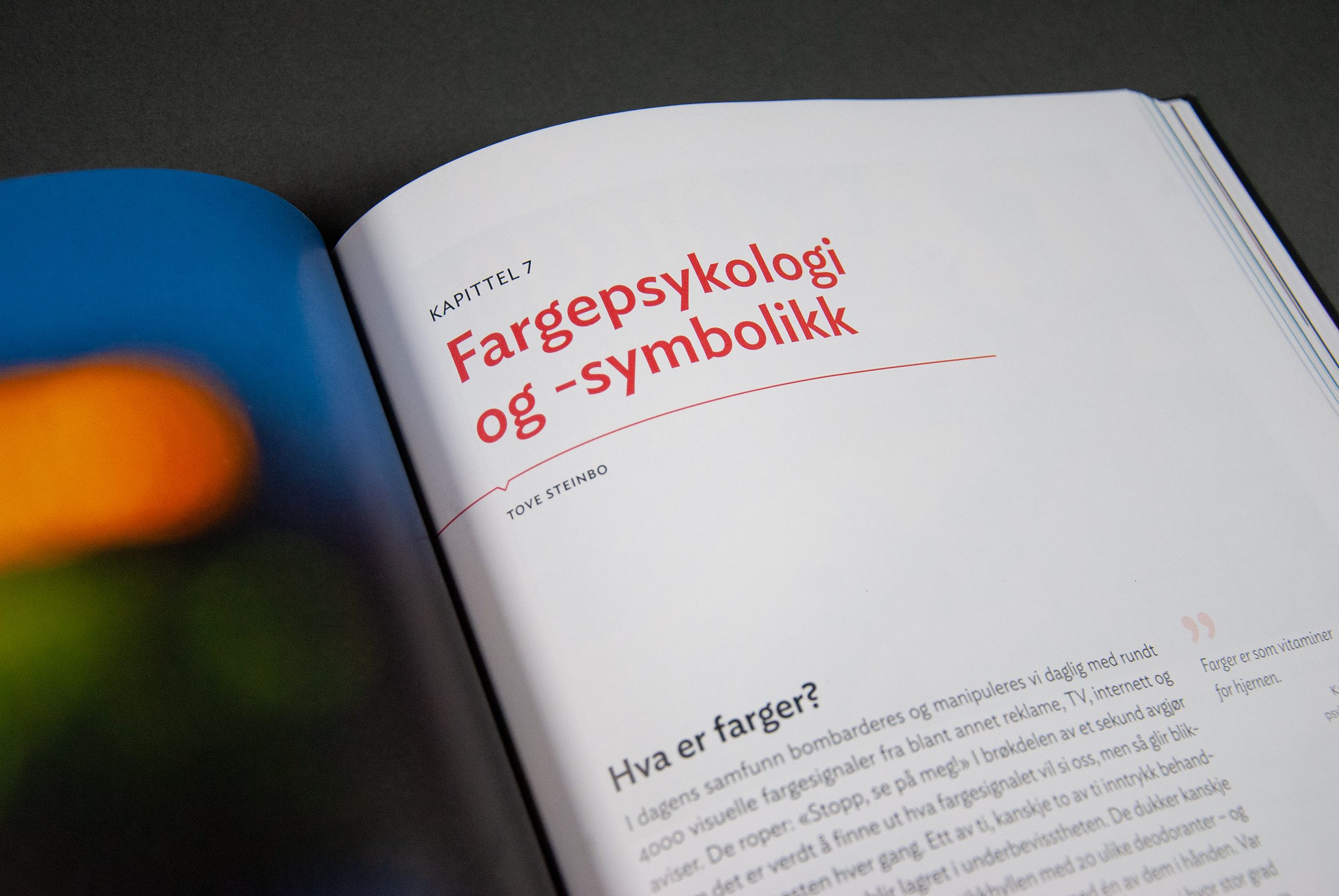 Bildet viser et nærbilde av kapittelstarten til kapittelet "Fargepsykologi og -symbolikk".