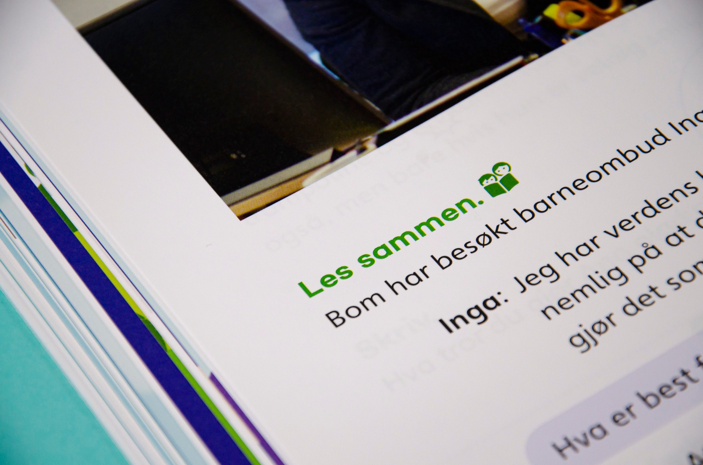 Et detaljfoto av den faste bolken "Les sammen" som har et lite ikon av to barn som leser sammen ved siden av seg.