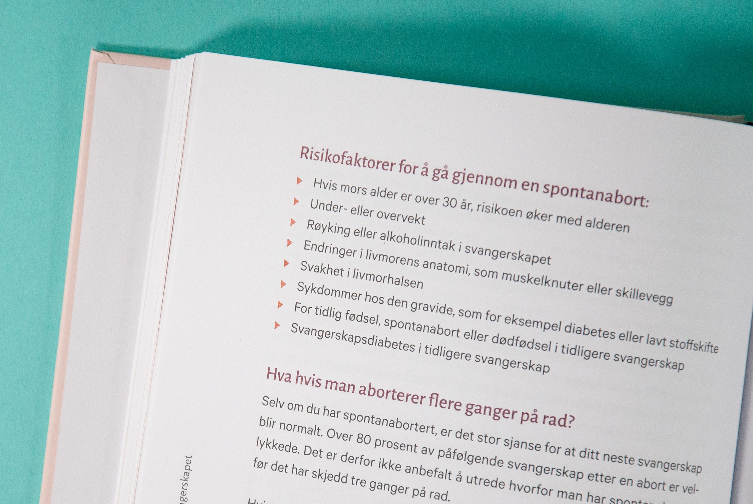 Bildet viser et utsnitt av boka Gravid. Den viser en overskrift, punktliste med trekanter, og mer tekst under punktlisten