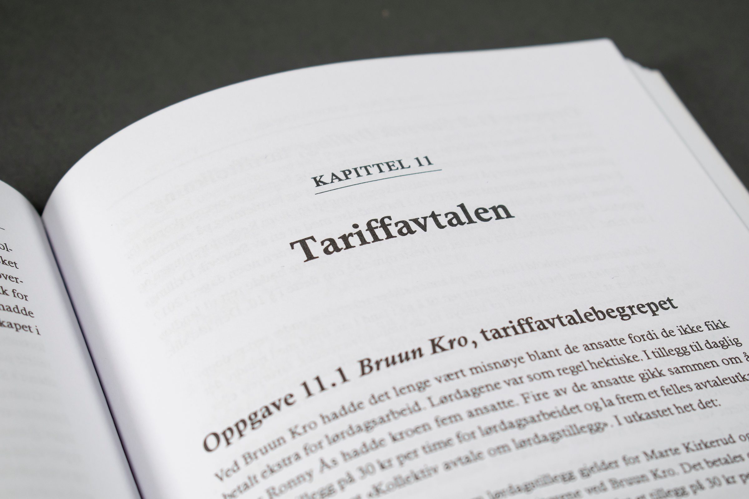 Bilder viser et nærbilde av den typografiske utformingen av kapittelstarten i boken.
